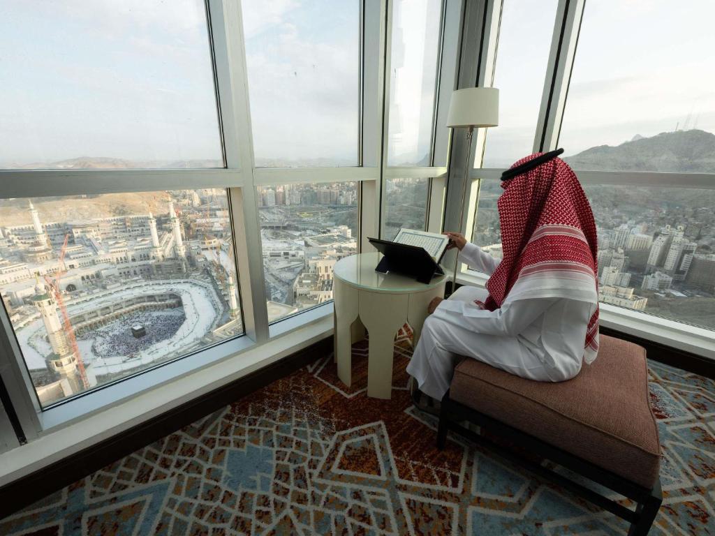 جناح جونيور بإطلالة على الكعبة