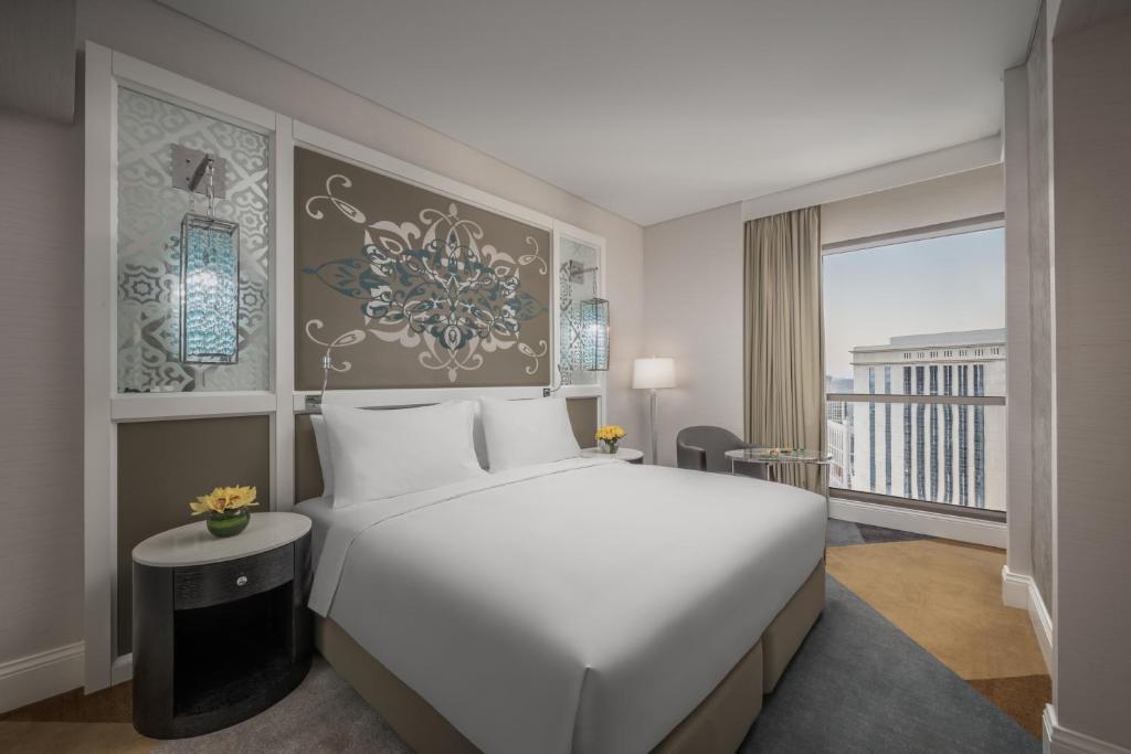 Room with partial Haram view