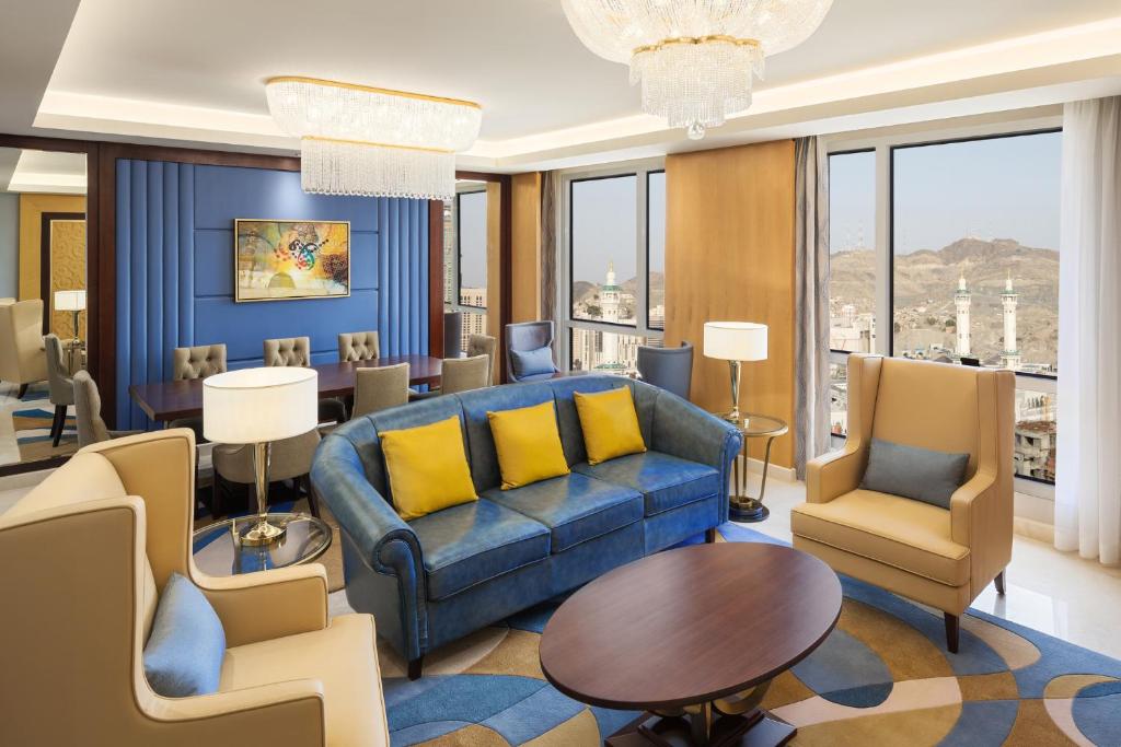 Deluxe Superior Twin Room — Club Floor with Partial Haram View